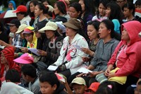 Jamaah khusyuk melantunkan puji-pujian.