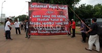 Mereka juga membentangkan baliho ucapan selamat Natal.