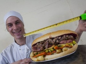 Khusus Natal Kafe ini Sajikan Sandwich 3000 Kalori!