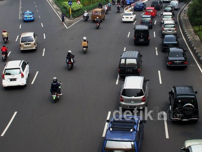 Motor dan Mobil Pribadi Kuasai Jalan-jalan di Surabaya