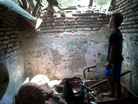 Bruk! Dinding Bekas Pabrik Plastik Runtuh Timpa Empat Rumah di Semarang