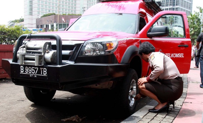 Gara-gara Mobil Penguat Sinyal Parkir di HI, Polwan Ini Mencak-mencak