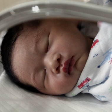 Dalam Gendongan Ibu Ani, Airlangga Tinggalkan RSPI