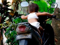 Anak balita ini begitu serius, seolah-olah sedang mengendarai motor, mungkin Rossi dulu seperti ini juga ya? Foto diambil di Jalan TB Simatupang Jaksel. (Foto Zainal)