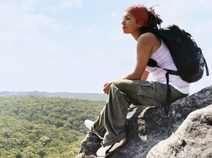 5 Pakaian Paling Nyaman untuk Traveling