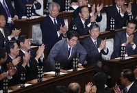 Dalam voting tersebut, Abe dipilih oleh 328 anggota parlemen sementara pemimpin baru partai Democratic Party of Japan (DPJ), Banri Kaieda, hanya mendapat 57 suara. REUTERS/Toru Hanai.