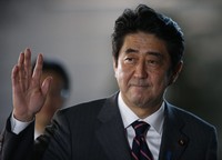 Dengan kemenangannya, Abe akan segera membentuk kabinet baru. REUTERS/Toru Hanai.