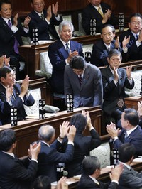 Shinzo Abe mendapat tepuk tangan setelah dipastikan menjadi PM Jepang. REUTERS/Kim Kyung-Hoon.