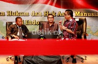 Wakil Menteri Hukum dan HAM Denny Indrayana memberikan pemaparan saat menejadi pembicara dalam diskusi tersebut.