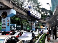 Kereta KL-Monorail menjadi alternatif bagi warga Kuala Lumpur untuk menghindari kemacetan di jalan-jalan poros kota.