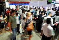 Hiruk-pikuk di peron stasiun Bukit Bintang mulai ramai di sore hari. Tarif kereta monorel dari harga RM 1,6 hingga RM 2,1 atau sekitar Rp 3000 hingga Rp 6000 untuk beberapa kali persinggahan di stasiun tertentu.
