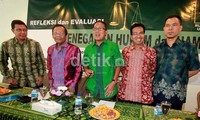 Para pembicara memaparkan pandangan dan evaluasi bidang hukum sepanjang tahun 2012 di Kantor Pusat Partai Persatuan Pembangunan (PPP), Jakarta.