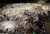 Tumpukan sampah rumah tangga menyumbat pintu air Kalimalang, Jakarta Timur, Rabu (26/12). Tumpukan sampah ini, akibat ulah manusia yang berlebihan dalam mengeksploitasi lingkungan.