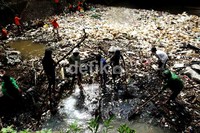 Upaya yang dilakukan untuk mencegah terulangnya banjir di ibukota adalah dengan meningkatkan kesadaran masyarakat akan lingkungan yang bersih, sehat, dan tidak membuang sampah di kali.