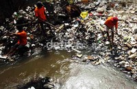 Di musim hujan, dari pagi hingga sore hari puluhan petugas SDPU Tata Air Jakarta Timur, terus membersihkan sampah yang menyumbat pintu air Kalimalang.