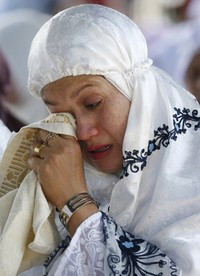 Seorang warga Aceh tak kuasa menahan tangis saat mengenang Tsunami Aceh yang menghancurkan kotanya. REUTERS/Junaidi Hanafiah.