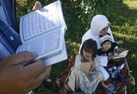 Mereka mendoakan para korban tsunami Aceh. REUTERS/Junaidi Hanafiah.