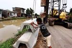 Pemasangan Turap Untuk Antisipasi Banjir