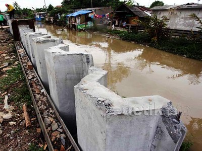 Pemasangan Turap Untuk Antisipasi Banjir