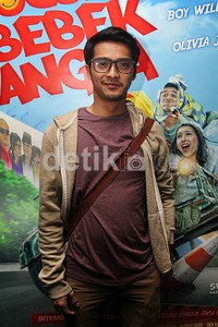Ricky (Otong), Olivia (Sasha), dan Boy (Mesen) diceritakan terdampar di sebuah pantai setelah terjebak dalam kemeriahan pesta. Gusmun/detikHOT.