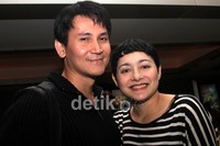 Tak sendiri, sang suami turut menemaninya saat premiere 'Potong Bebek Angsa' di Planet Hollywood, Jakarta Selatan. Gusmun/detikHOT.