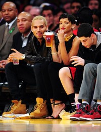 Mereka tertangkap kamera tengah asyik menyaksikan pertandingan Los Angeles Lakers melawan New York Knicks di Staples Center, Los Angeles. Robyn Beck/AFP.