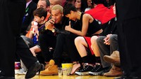 Sepanjang pertandingan, Rihanna dan Chris nampak selalu bercanda. Robyn Beck/AFP.