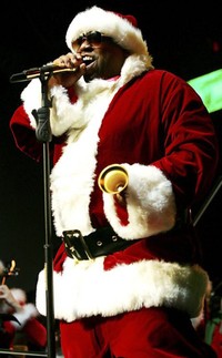 Cee Lo Green tampil dengan kostum Santa Klaus-nya. (Karl Walter/Getty Images).