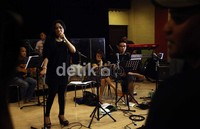 Suasana latihan tahun baru bersama Vina Panduwinata.