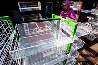 Seorang pengunjung tengah melihat rak besi bekas yang telah 'disulap' menjadi seperti baru di bengkel usaha penjualan rak besi, Jalan Raya Gusti Ngurah Rai, Kampung sumur, Jakarat Timur.