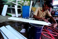 Dalam sehari para pekerja di bengkel ini 'menyulap' 5 rak besi bekas menjadi seperti baru.