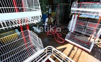 Seorang pekerja tengah merampungkan pekerjaannya di bengkel rak besi di Jl Raya Gusti Ngurah Rai, Kampung Sumur, Klender, Jakarta Timur.