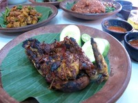 Karena diolah dengan cara dibakar, ayam ini punya tekstur yang lebih lembut dibanding ayam gorengnya. paket 1/2 ekor ayam taliwang bakar plus nasi dan pelecing kangkung bisa dinikmati dengan Rp. 25.000 saja.