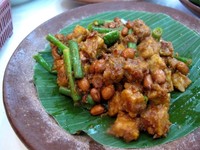 Kalau masih dirasa kurang, bisa juga pesan lauk urap tempe (Rp. 12.500) sebagai tambahan. Tempenya dipotong dadu dan ditumis bersama bumbu cabai merah halus dan kacang panjang.