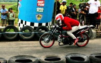 TVS Rockz dari tim Kuda Merah TVS Motor melaju kencang dalam gelaran Drag Bike Competition DPD KNPI Pringsewu dan Kapolres Cup 2012. (dok TVS Motor).