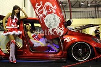 Model berpose dengan sebuah mobil modifikasi. Dalam gelaran Clas Mild Accelera Auto Contest Final Battle ini terdapat 98 peserta yang mendaftarkan diri untuk merebutkan 148 kategori.