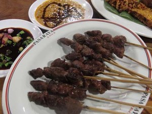 Wah, Sate Sineureut Berbonus Nasi Kuning Komplet Gratis!