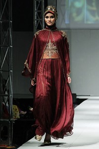 Lisma D Gumelar Traditional Glamours Carving. IPBM [Ikatan Perancang Busana Muslim] Jabar collection 2013 Fashion & Art at The Trans Luxury Hotel. Bandung. [Foto: Mohammad Abduh/Wolipop]