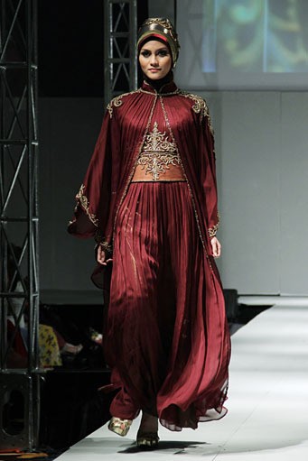 Lisma D Gumelar Traditional Glamours Carving. IPBM [Ikatan Perancang Busana Muslim] Jabar collection 2013 Fashion & Art at The Trans Luxury Hotel. Bandung. [Foto: Mohammad Abduh/Wolipop]