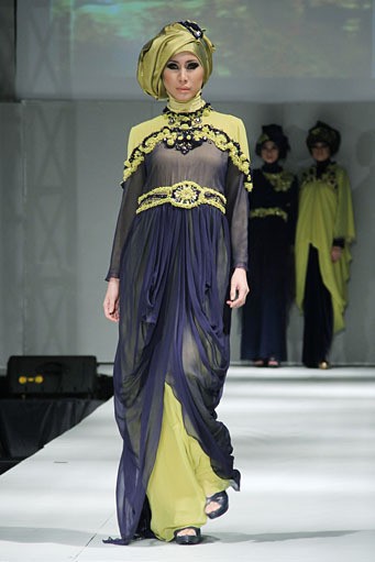 Anti Dewi Glamouricious. IPBM [Ikatan Perancang Busana Muslim] Jabar collection 2013 Fashion & Art at The Trans Luxury Hotel. Bandung. [Foto: Mohammad Abduh/Wolipop]