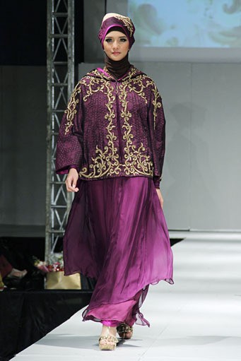 Lisma D Gumelar Traditional Glamours Carving. IPBM [Ikatan Perancang Busana Muslim] Jabar collection 2013 Fashion & Art at The Trans Luxury Hotel. Bandung. [Foto: Mohammad Abduh/Wolipop]