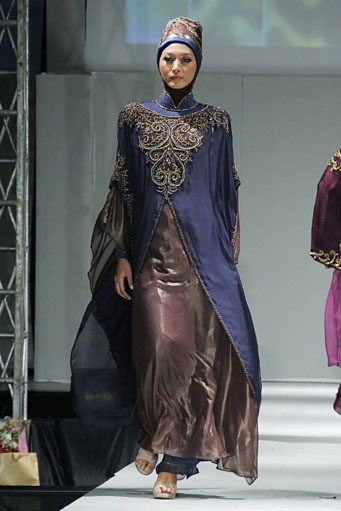 Lisma D Gumelar Traditional Glamours Carving. IPBM [Ikatan Perancang Busana Muslim] Jabar collection 2013 Fashion & Art at The Trans Luxury Hotel. Bandung. [Foto: Mohammad Abduh/Wolipop]