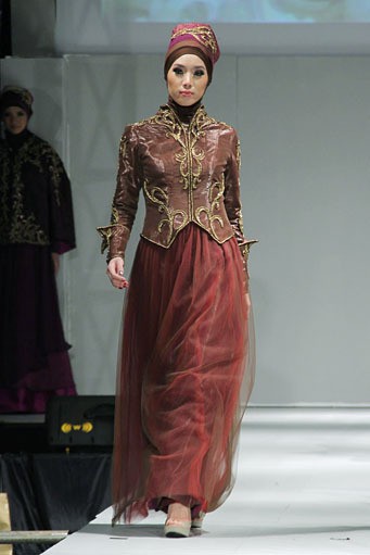 Lisma D Gumelar Traditional Glamours Carving. IPBM [Ikatan Perancang Busana Muslim] Jabar collection 2013 Fashion & Art at The Trans Luxury Hotel. Bandung. [Foto: Mohammad Abduh/Wolipop]