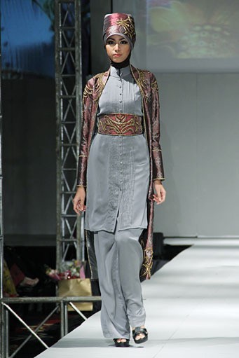 Lisma D Gumelar Traditional Glamours Carving. IPBM [Ikatan Perancang Busana Muslim] Jabar collection 2013 Fashion & Art at The Trans Luxury Hotel. Bandung. [Foto: Mohammad Abduh/Wolipop]