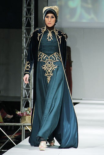 Lisma D Gumelar Traditional Glamours Carving. IPBM [Ikatan Perancang Busana Muslim] Jabar collection 2013 Fashion & Art at The Trans Luxury Hotel. Bandung. [Foto: Mohammad Abduh/Wolipop]