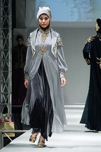 Lisma D Gumelar Traditional Glamours Carving. IPBM [Ikatan Perancang Busana Muslim] Jabar collection 2013 Fashion & Art at The Trans Luxury Hotel. Bandung. [Foto: Mohammad Abduh/Wolipop]