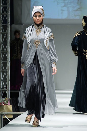 Lisma D Gumelar Traditional Glamours Carving. IPBM [Ikatan Perancang Busana Muslim] Jabar collection 2013 Fashion & Art at The Trans Luxury Hotel. Bandung. [Foto: Mohammad Abduh/Wolipop]