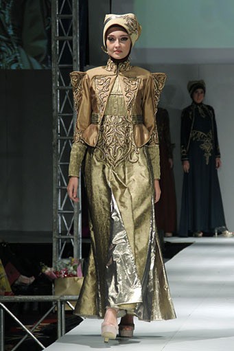 Lisma D Gumelar Traditional Glamours Carving. IPBM [Ikatan Perancang Busana Muslim] Jabar collection 2013 Fashion & Art at The Trans Luxury Hotel. Bandung. [Foto: Mohammad Abduh/Wolipop]
