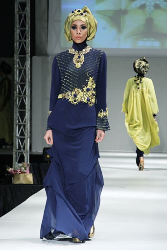 Anti Dewi Glamouricious. IPBM [Ikatan Perancang Busana Muslim] Jabar collection 2013 Fashion & Art at The Trans Luxury Hotel. Bandung. [Foto: Mohammad Abduh/Wolipop]