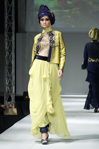 Anti Dewi Glamouricious. IPBM [Ikatan Perancang Busana Muslim] Jabar collection 2013 Fashion & Art at The Trans Luxury Hotel. Bandung. [Foto: Mohammad Abduh/Wolipop]